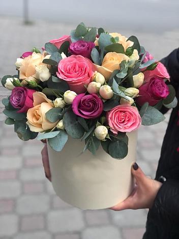 Цветочная композиция из Розы в шляпной коробке в Царево