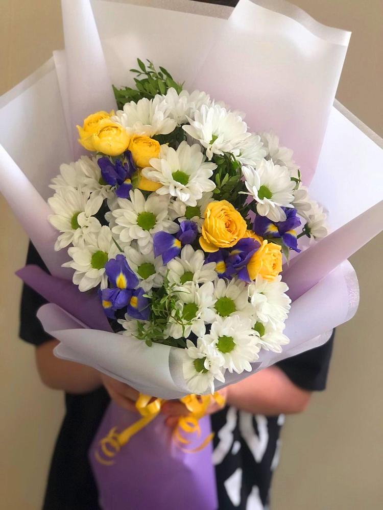 Букет цветов из: Ирисы, Хризантемы и Розы в Царево