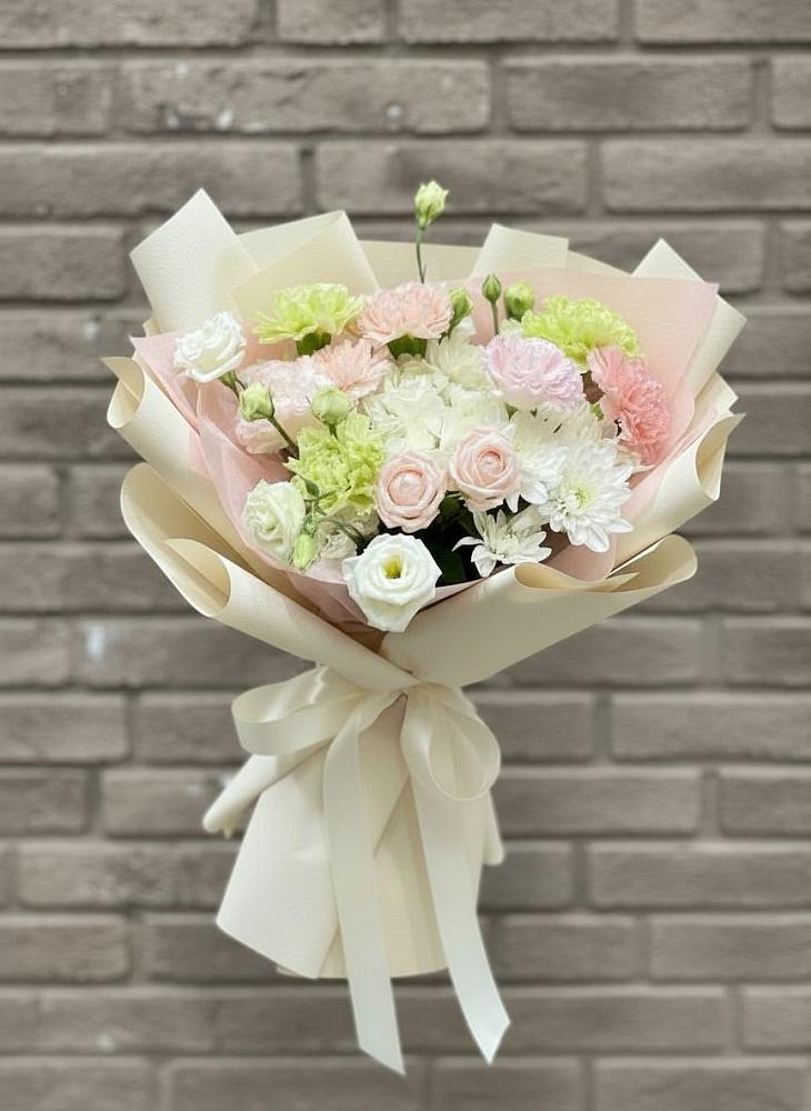 Букет цветов из: Гвоздики, Розы, Лизиантусы и Хризантемы в Царево