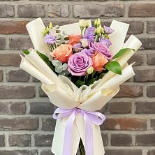 Букет цветов из:  Лизиантусы и Розы в Царево