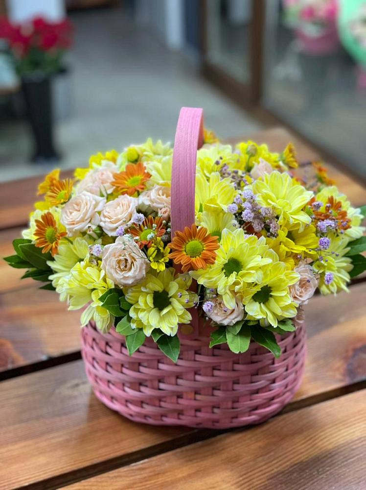 Цветочная композиция из Хризантемы и Розы в корзине в Царево