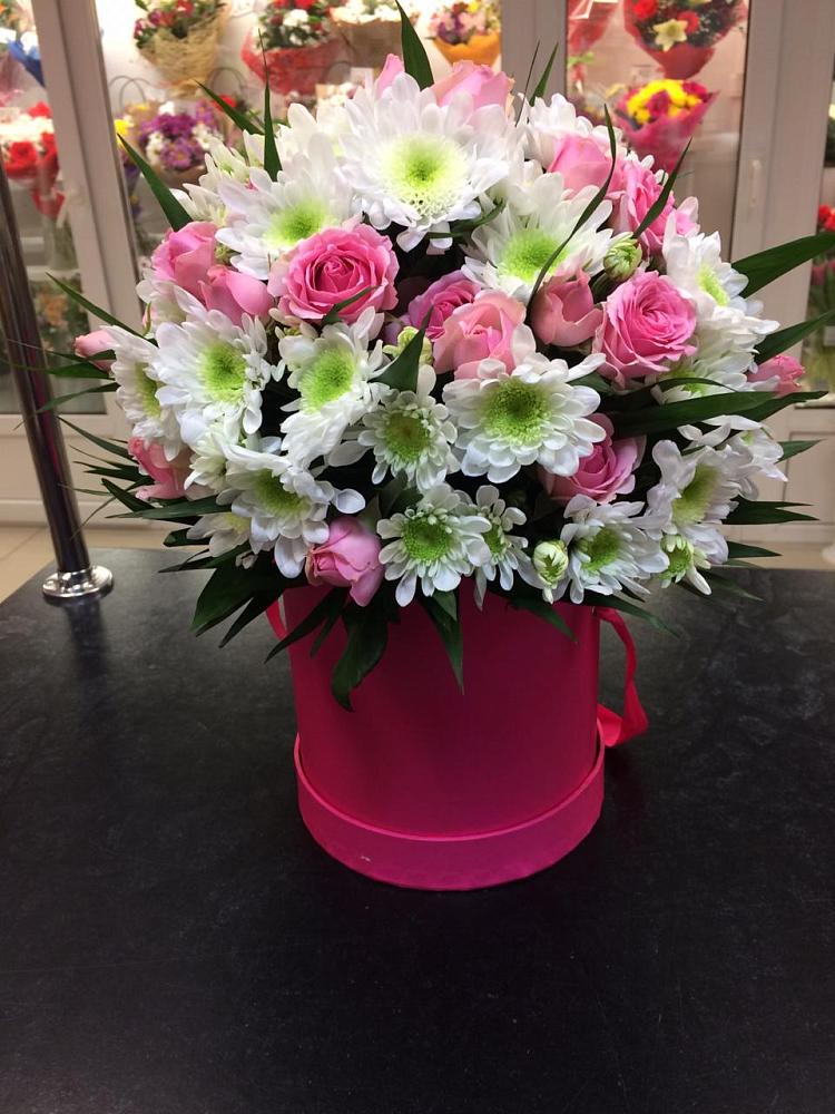 Цветочная композиция из Розы и Хризантемы в шляпной коробке в Царево