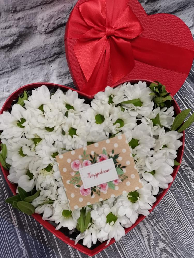 Цветочная композиция из Хризантемы в виде сердца в Царево