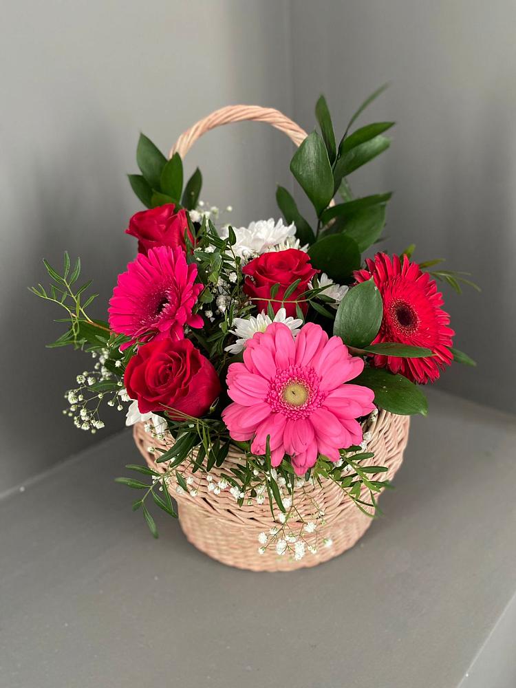 Цветочная композиция из Розы, Хризантемы и Герберы в корзине в Царево