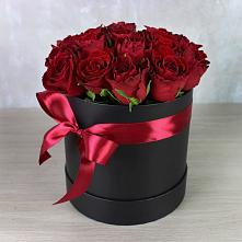 Цветочная композиция из Розы в шляпной коробке в Царево
