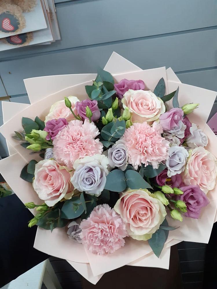 Букет цветов из: Розы, Гвоздики и Лизиантусы в Царево